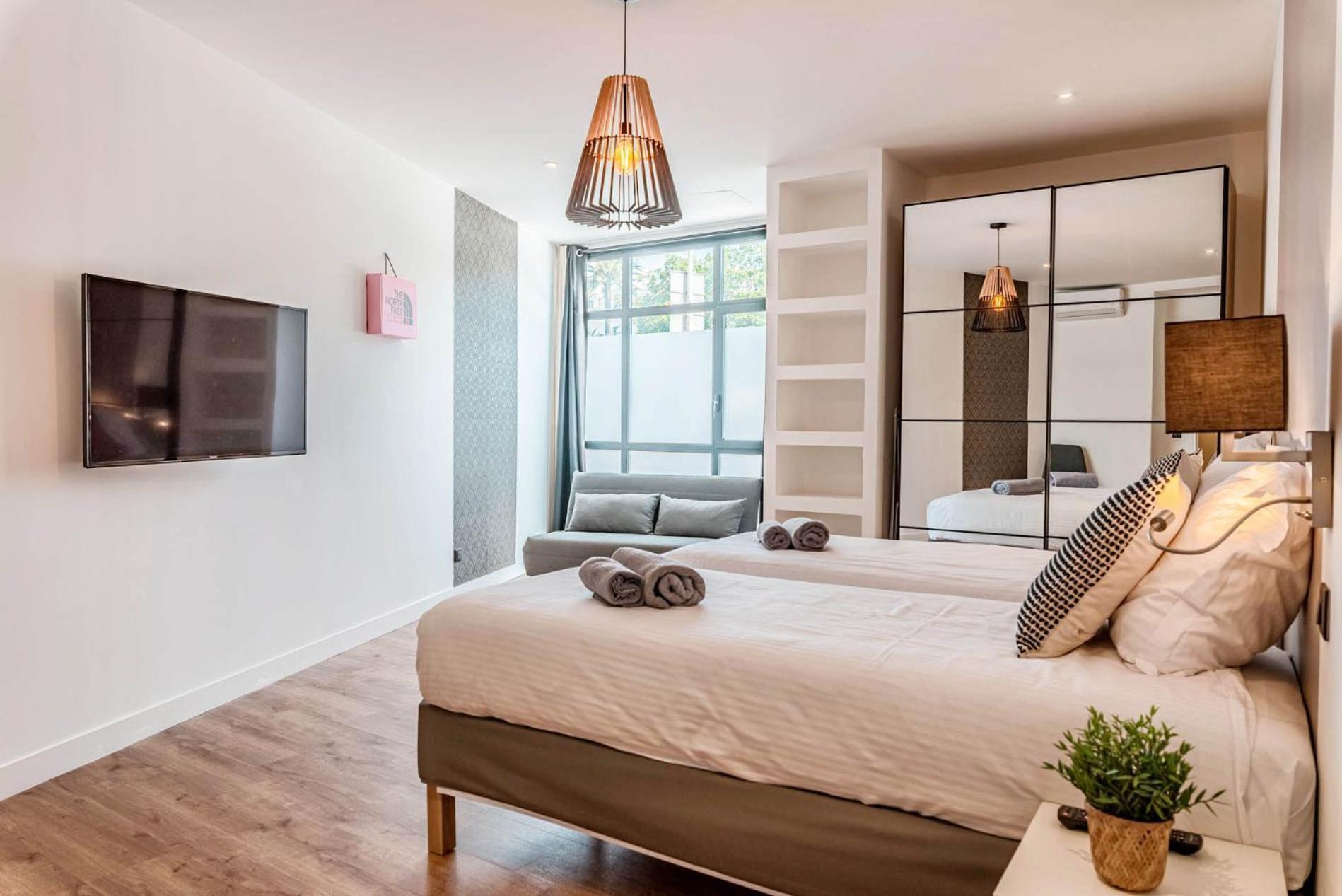 4br Luxury Family Loft - Walk To & Shopping, Air Cond & Sunny Terrace Totolulucannes Apartment *